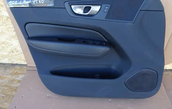 Volvo XC60 Front door card panel trim