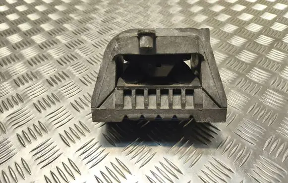 Engine mount bracket