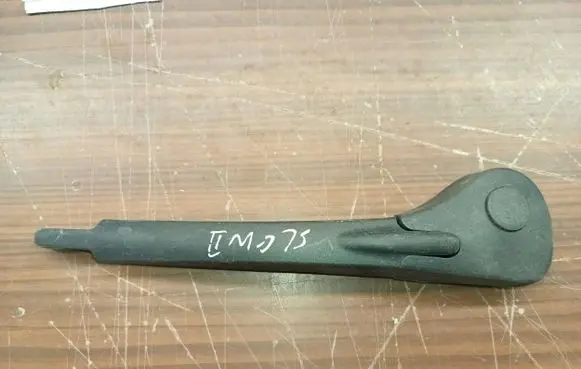 Rear wiper blade arm