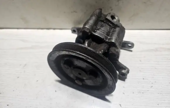 BMW 7 E32 Power steering pump 1136295 19L90