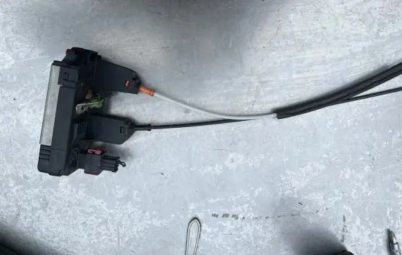 Opel Zafira A Rear door lock 24414134