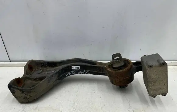 Mercedes-Benz Vito Viano W639 Rear differential/diff mount bracket a6393530595