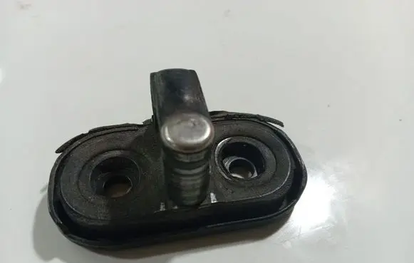 Volkswagen Polo IV 9N3 Rear door lock loop/hook striker 1T0827517A