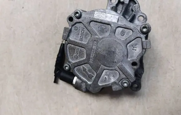 Volkswagen PASSAT B6 Vacuum pump 03L145100F