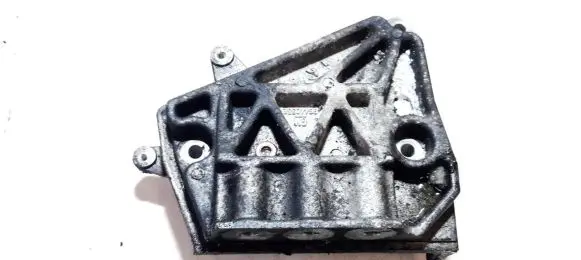 Engine mounting bracket