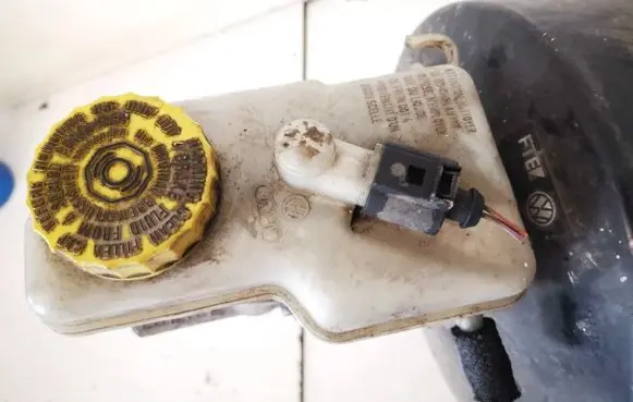 Brake fluid reservoir