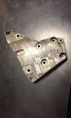 Engine mounting bracket