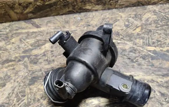 Infiniti Q70 Y51 Thermostat/thermostat housing A6512001715