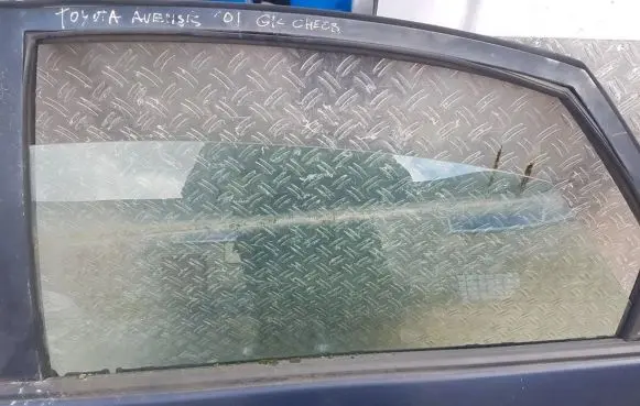 Toyota Avensis T220 Rear door window glass