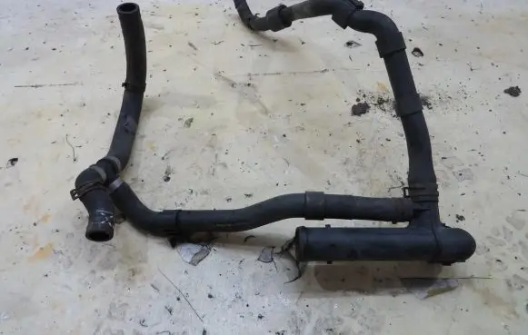 Volkswagen PASSAT B8 Engine coolant pipe/hose