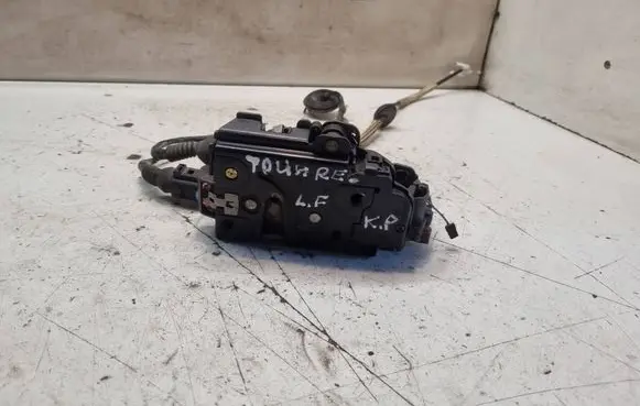 Volkswagen Touareg I Front door lock 3D1837015