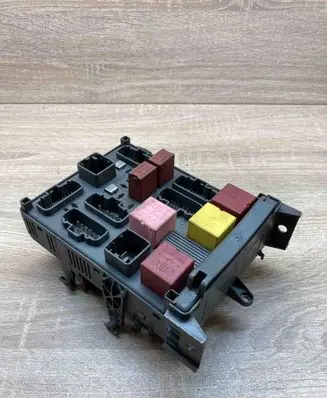 Renault Vel Satis Fuse module 8200447440 518835111