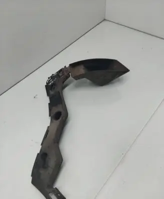 Rear bumper mounting bracket