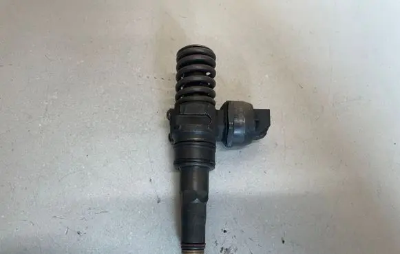 Skoda Fabia Mk2 (5J) Fuel injector 045130073T