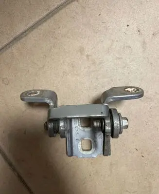 Opel Insignia A Rear door lower hinge A046574 0779