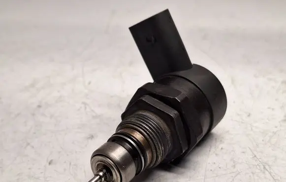BMW 3 E46 Fuel pressure regulator 0281002481 13537805733 13537788685