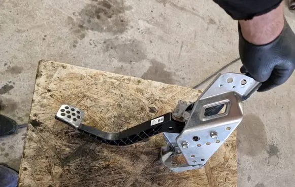 Opel Zafira B Brake pedal 13208427