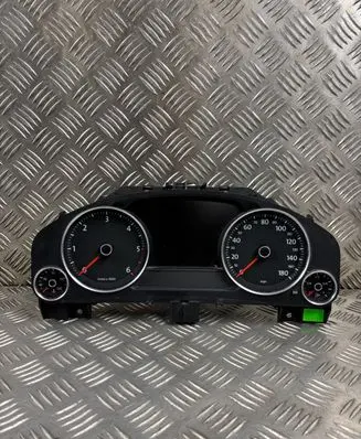 Volkswagen Touareg II Speedometer (instrument cluster) 7P6920980G