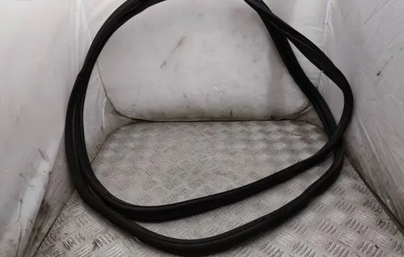 Trunk rubber seal (body)