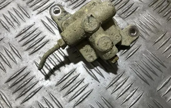 Toyota Hilux (AN10, AN20, AN30) Brake power pressure regulator 