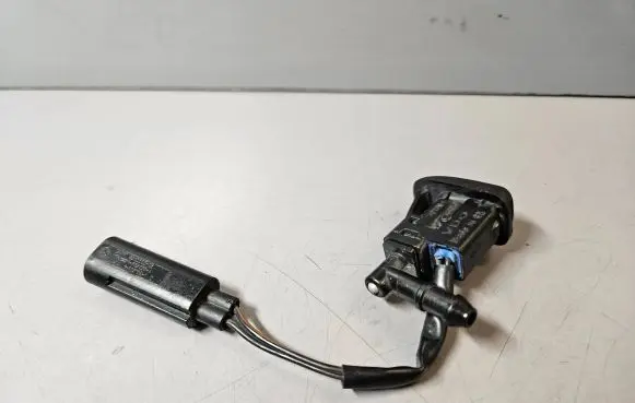 BMW X3 E83 Windshield washer spray nozzle 7110851 61667110851 7135411