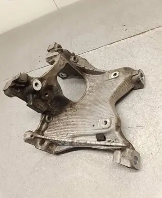 Engine mounting bracket