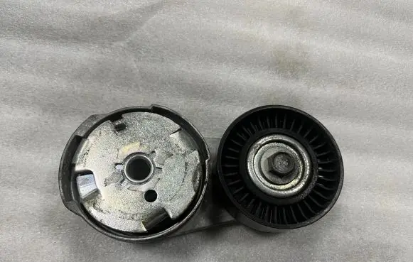 Dodge Challenger Generator/alternator belt tensioner 05184617