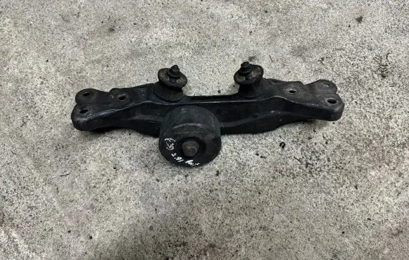 BMW 5 E39 Gearbox mounting bracket 1092477