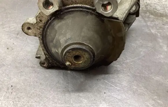 Honda CR-V Engine mount bracket