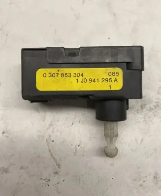 Headlight level adjustment motor