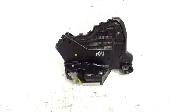Lexus CT 200H Front door lock 0070109