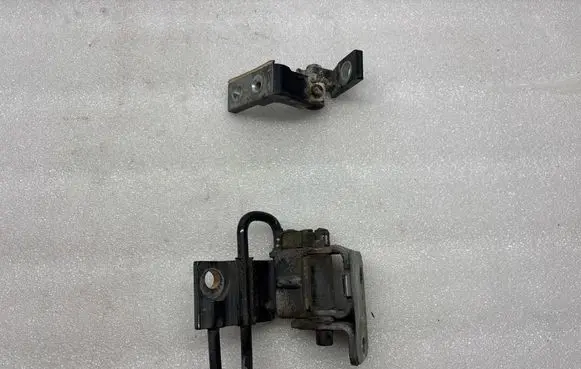 Audi A3 S3 8L Front door lower hinge 60831412A