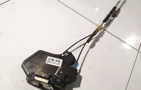 Toyota Avensis T250 Rear door lock