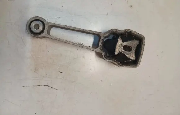 Volvo V70 Engine mount bracket 30793322