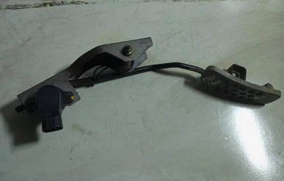 Nissan X-Trail T30 Accelerator throttle pedal 18919AM810