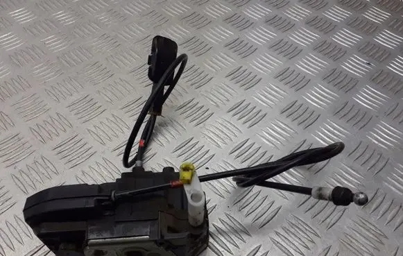 Nissan Note (E11) Front door lock