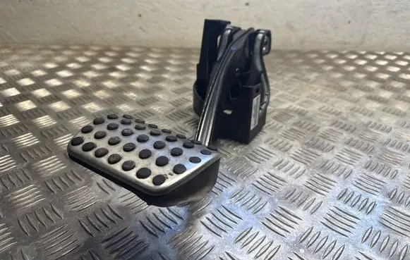 Mercedes-Benz C W204 Brake pedal A2042902101 1234504353