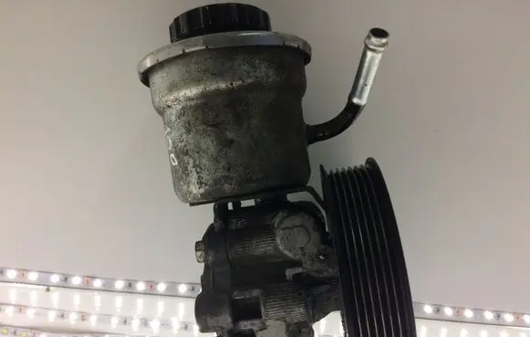 Toyota Corolla Verso E121 Power steering pump 12180