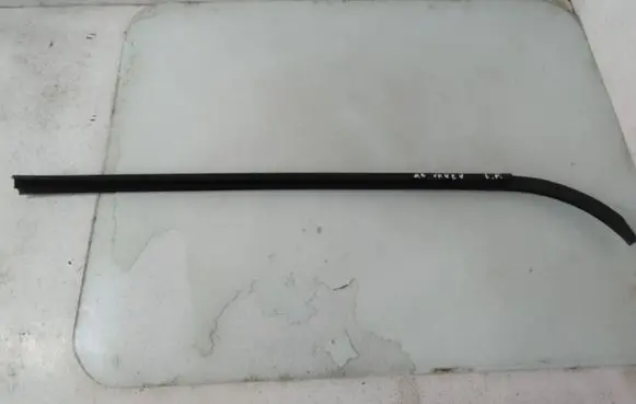 Mercedes-Benz Vaneo W414 Front door glass trim molding 