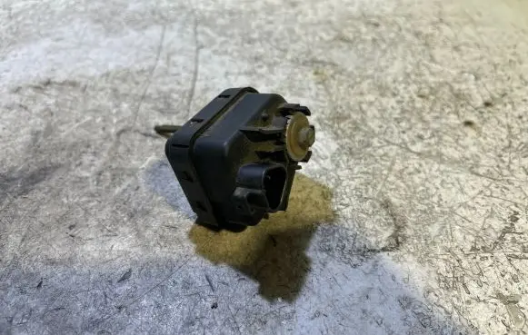 Headlight level adjustment motor
