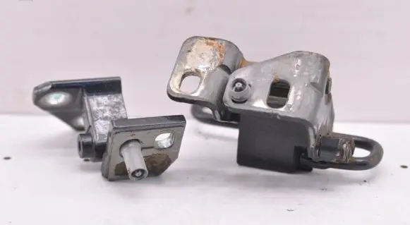 Volkswagen Golf VI Front door upper hinge 1K0831412