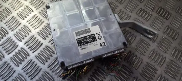 Toyota Avensis T220 Engine control unit/module 8966105420
