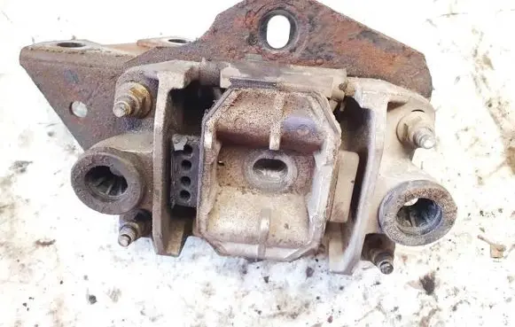 Ford Mondeo Mk III Engine mount bracket 1s717m123bd