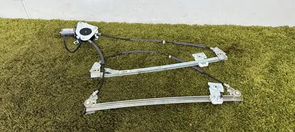 Mercedes-Benz Vito Viano W639 Front door electric window regulator 4933231
