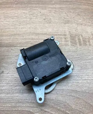 Audi A8 S8 D3 4E Air flap motor/actuator 4F0820511B 0132801369