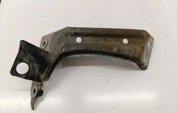 Fender mounting bracket