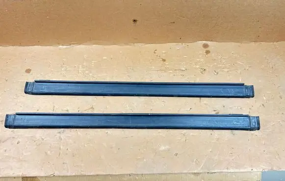 Chevrolet Avalanche Front sill trim cover H25828807 H25828806