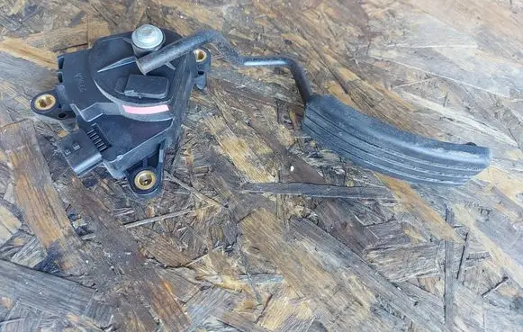 Renault Clio III Accelerator throttle pedal 8200297335