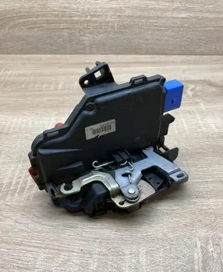 Volkswagen Golf Plus Front door lock 3D2837016