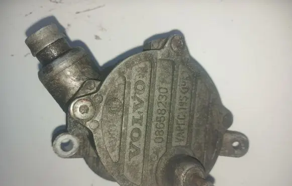 Volvo V70 Vacuum pump 08658230